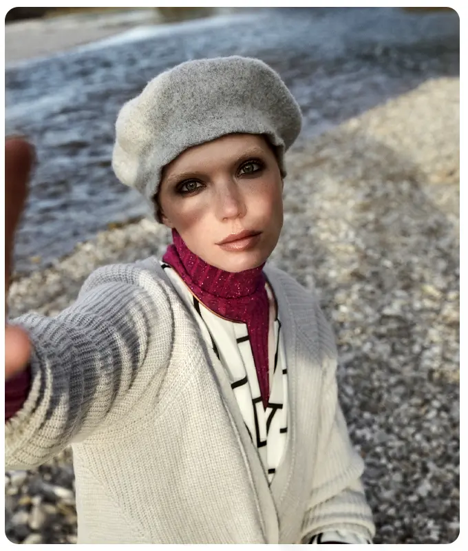 Ana Alcazar Model trägt Rollkragenpullover mit Grafikkleid und Stricktop